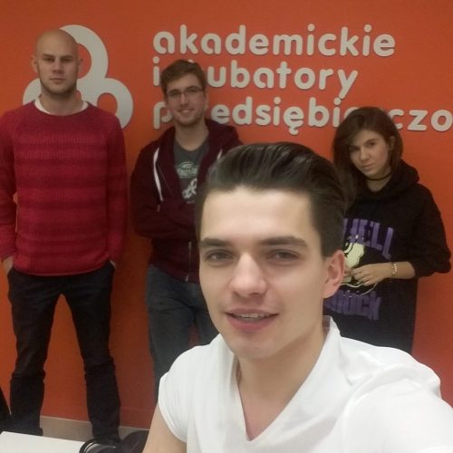 Od lewej Kajetan zarządzający Misiem Warszawskim, Szymon, który dołączył do jego zespołu oraz Kasia, która w okolicach Listopada przez dwa miesiące prowadziła profil DZIKa na instagramie