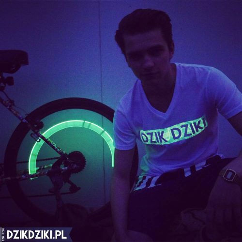 Koszulki ze zdobieniem fluorescencyjnym.